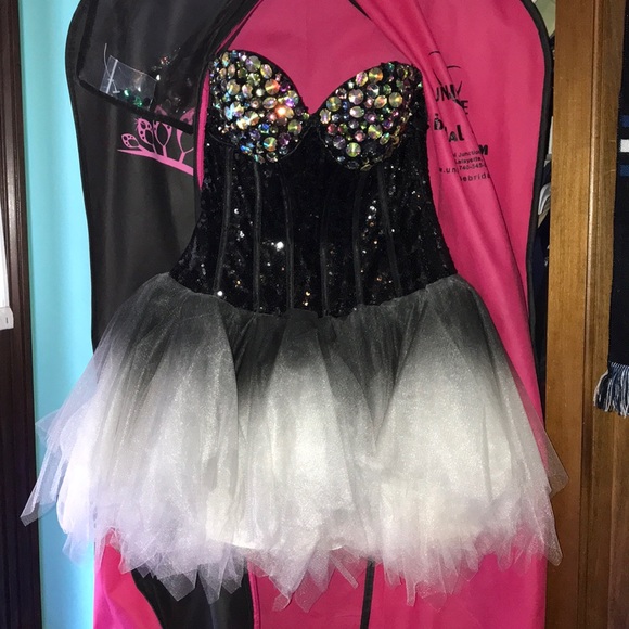 Strapless formal dress - Picture 2 of 5